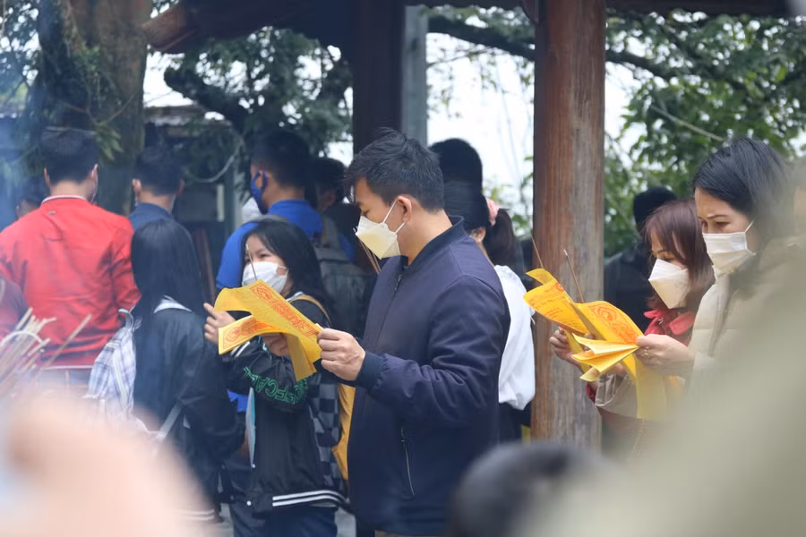 Không chỉ thu hút khách du lịch bằng vẻ đẹp thiên nhiên say đắm, chùa còn là chốn linh thiêng, nơi tìm lại sự bình yên, thanh thản trong tâm hồn.