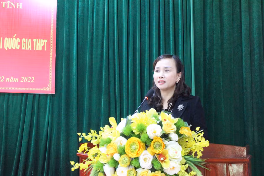 Bà Đặng Thị Quỳnh Diệp, Giám đốc Sở GD&amp;ĐT Hà Tĩnh phát biểu tại buổi gặp mặt