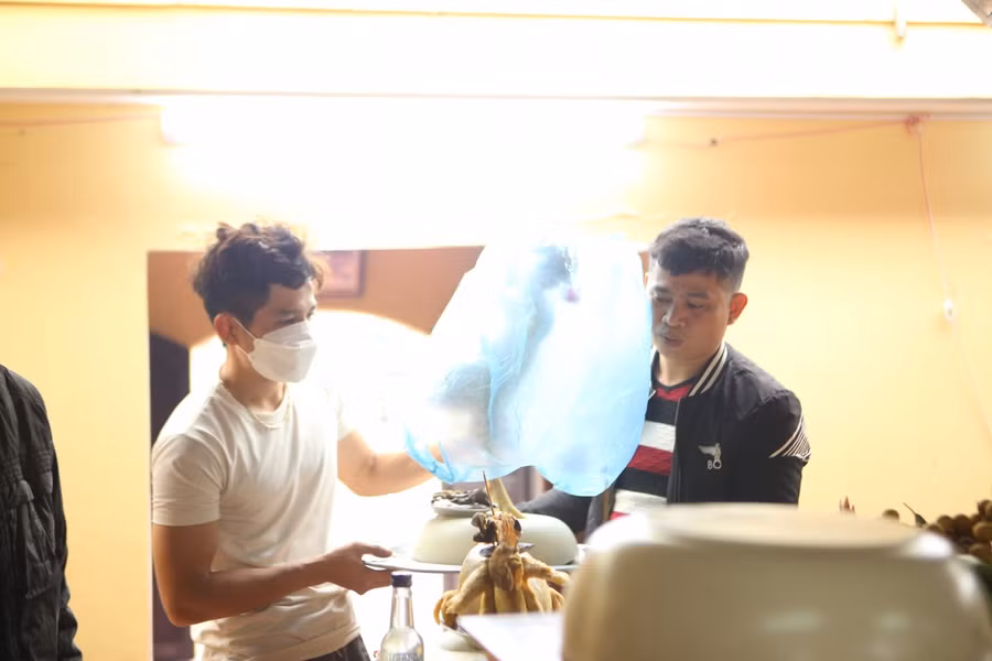 Dòng họ Nguyễn Đình có 3 chi, 500 đinh. Mỗi gia đình trong dòng họ đều tự làm mâm cỗ để đến dâng trong nhà thờ.