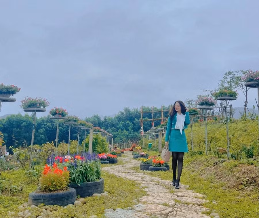 Giới trẻ Hà Tĩnh thích thú lên núi du xuân ngày đầu năm ảnh 4