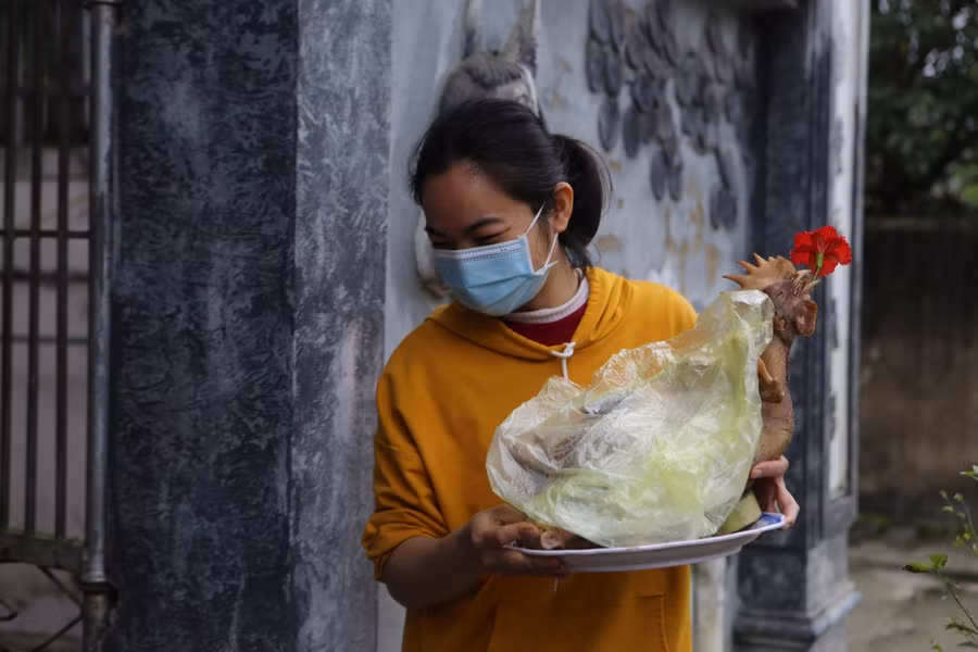 Những thế gà độc đáo, không chỉ thể hiện sự tài hoa, tỉ mỉ của người làm mà còn là tấm lòng thành kính dâng lên tổ tiên trong dịp Rằm tháng Giêng. Đây cùng là dịp, con cháu của dòng hộ được tề tựu quây quần đông đủ.