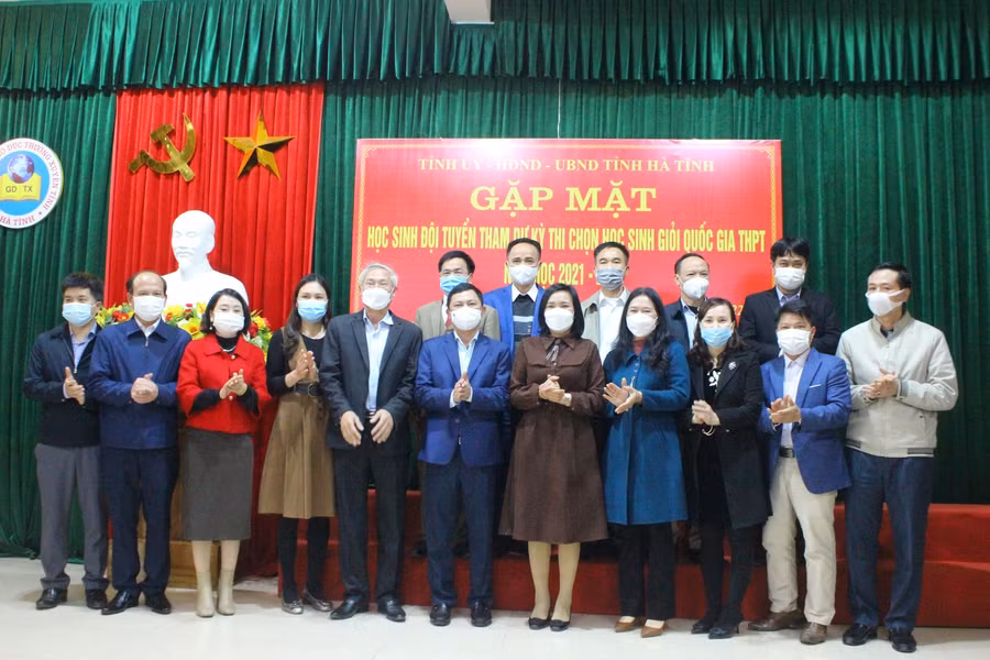 Đại diện lãnh đạo UBND tỉnh, Sở GD&amp;ĐT, Hội Khuyến học Hà Tĩnh chúc mừng và động viên đội ngũ cán bộ, giáo viên các trường THPT có học sinh tham dự kỳ thi chọn HSG Quốc gia