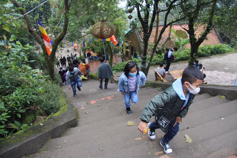 Nằm ở độ cao 650m so với mặt nước biển, chùa Hương Tích Hà Tĩnh nằm ở lưng chừng đỉnh Hương Tích – một trong những ngọn núi đẹp, hùng vĩ nhất của dãy Hồng Lĩnh.