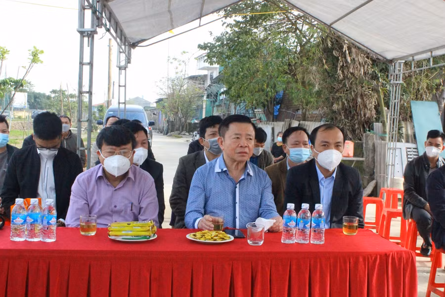 Sáng 27/2, Văn phòng Báo Giáo dục và Thời đại khu vực Miền Trung - Tây Nguyên đã tổ chức khánh thành nhà cho em Nguyễn Duy Khánh (HS lớp 1, Trường Tiểu học Thạch Trung). Ông Võ Kim Cự, nguyên Chủ tịch Liên minh Hợp tác xã Việt Nam; ông Dương Tất Thắng, Bí thư Thành ủy TP Hà Tĩnh; ông Nguyễn Duy Đức, Phó Chủ tịch UBND thành phố Hà Tĩnh.... đã tới dự.