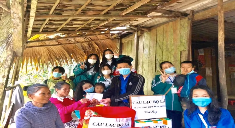 Các thành viên trong CLB Lá (Trường THPT Phan Đình Phùng) trao quà cho bà con tại bản Giàng (Hương Khê).