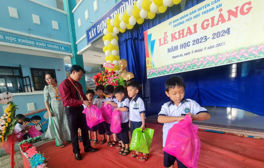 Thầy Lê Hữu Bình tặng quà cho học sinh tham gia các trò chơi dịp khai giảng. Thầy Lê Hữu Bình tặng quà cho học sinh tham gia các trò chơi dịp khai giảng.