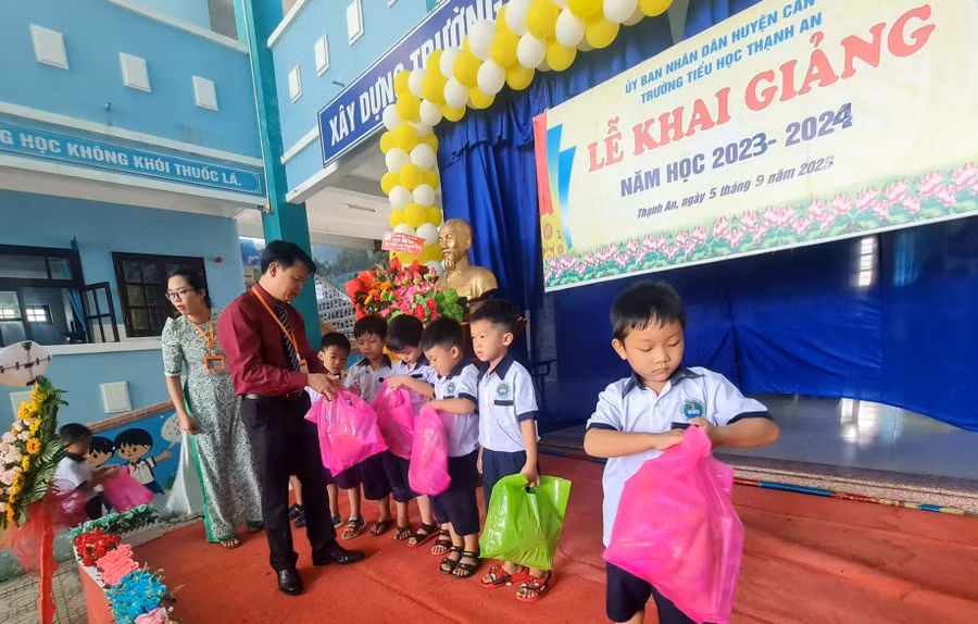 Thầy Lê Hữu Bình tặng quà cho học sinh tham gia các trò chơi dịp khai giảng.