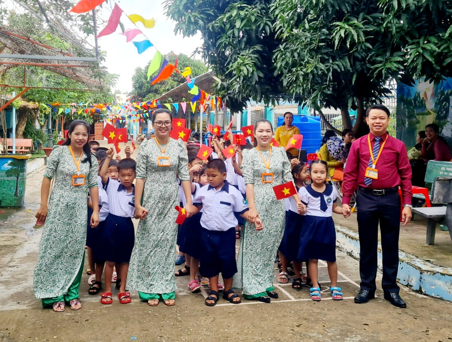 Học sinh, cán bộ, giáo viên Trường tiểu học Thạnh An hân hoan trong ngày khai giảng năm học mới.