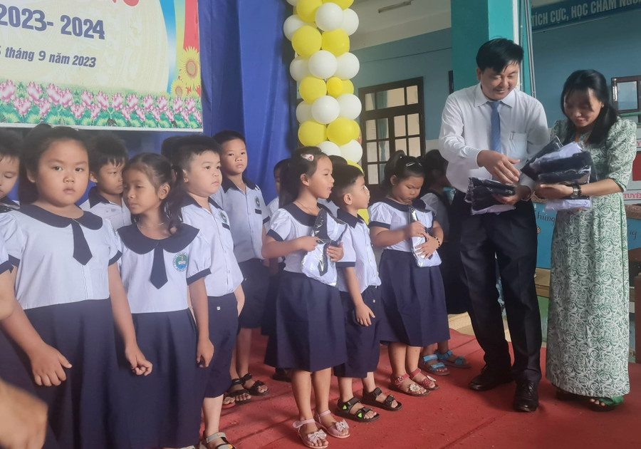 Học sinh Trường tiểu học Thạnh An vui mừng nhận đồng phục mới. Học sinh Trường tiểu học Thạnh An vui mừng nhận đồng phục mới.