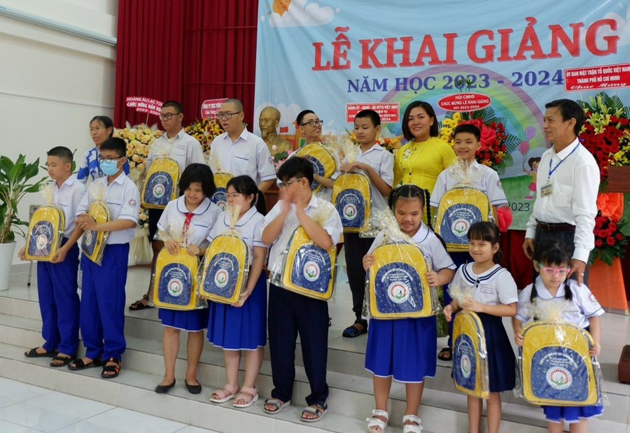 Ban giám hiệu Trường Phổ thông đặc biệt Nguyễn Đình Chiểu tặng quà cho học sinh.