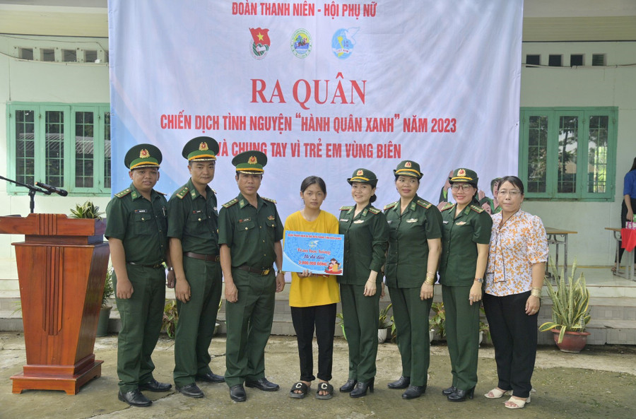 Đoàn thanh niên và Hội phụ nữ bộ đội Biên phòng Kiên Giang trao học bổng 3 triệu đồng, trong chương trình mẹ đỡ đầu cho em Lê Tường Vân học sinh trường THCS Phú Lợi (huyện Giang Thành). Đoàn thanh niên và Hội phụ nữ bộ đội Biên phòng Kiên Giang trao học bổng 3 triệu đồng, trong chương trình mẹ đỡ đầu cho em Lê Tường Vân học sinh trường THCS Phú Lợi (huyện Giang Thành).