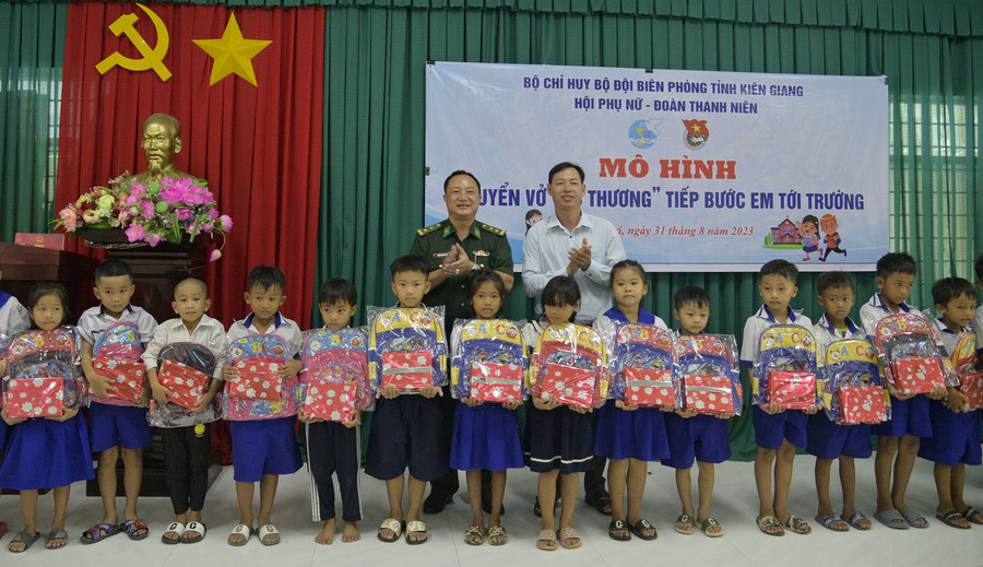Đại diện Phòng chính trị bộ đội Biên phòng tỉnh Kiên Giang và lãnh đạo UBND xã Phú Lợi trao quà cho các em học sinh nghèo tại Trường tiểu học Phú Lợi. Đại diện Phòng chính trị bộ đội Biên phòng tỉnh Kiên Giang và lãnh đạo UBND xã Phú Lợi trao quà cho các em học sinh nghèo tại Trường tiểu học Phú Lợi.