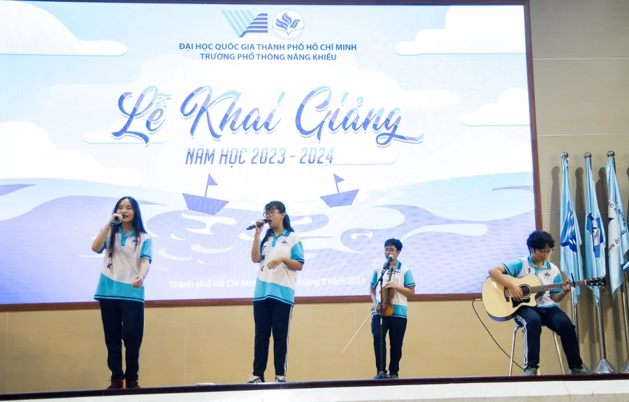 Một tiết mục “cây nhà lá vườn” tại lễ khai giảng Trường phổ thông Năng khiếu. Ảnh: MINK.