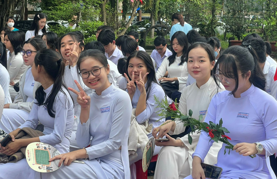 Học sinh Trường THPT Chuyên Hùng Vương (TP Thủ Dầu Một) háo hức trong ngày khai giảng. Học sinh Trường THPT Chuyên Hùng Vương (TP Thủ Dầu Một) háo hức trong ngày khai giảng.