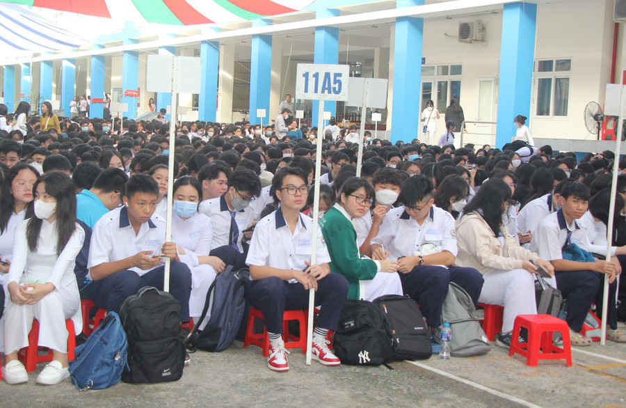 Học sinh Trường THPT Bùi Thị Xuân (quận 1) có mặt đông đủ tại trường từ rất sớm. Học sinh Trường THPT Bùi Thị Xuân (quận 1) có mặt đông đủ tại trường từ rất sớm.