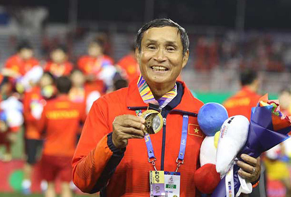 Vị tướng già Mai Đức Chung lại tiếp tục thể hiện sự mát tay khi cùng ĐT nữ đăng quang Vị tướng già Mai Đức Chung lại tiếp tục thể hiện sự mát tay khi cùng ĐT nữ đăng quang