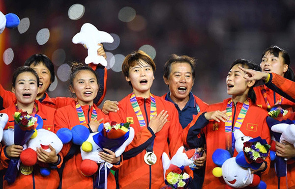 Giây phút xúc động khi quốc ca được cử lên Giây phút xúc động khi quốc ca được cử lên