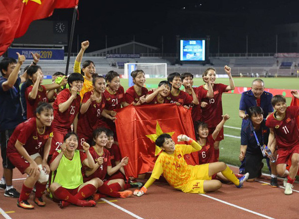 ĐT nữ Việt Nam thả dáng ăn mừng chức vô địch trước khi lên nhận huy chương ĐT nữ Việt Nam thả dáng ăn mừng chức vô địch trước khi lên nhận huy chương