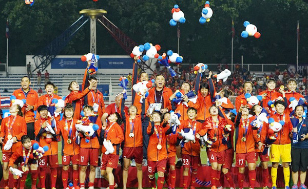 Cảnh ăn mừng quen thuộc và rất đáng yêu của các cô gái Việt Nam Cảnh ăn mừng quen thuộc và rất đáng yêu của các cô gái Việt Nam