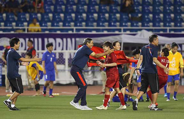 HLV Mai Đức Chung chia vui cùng học trò sau trận đấu HLV Mai Đức Chung chia vui cùng học trò sau trận đấu