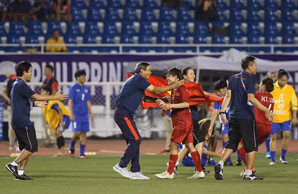 HLV Mai Đức Chung chia vui cùng học trò sau trận đấu