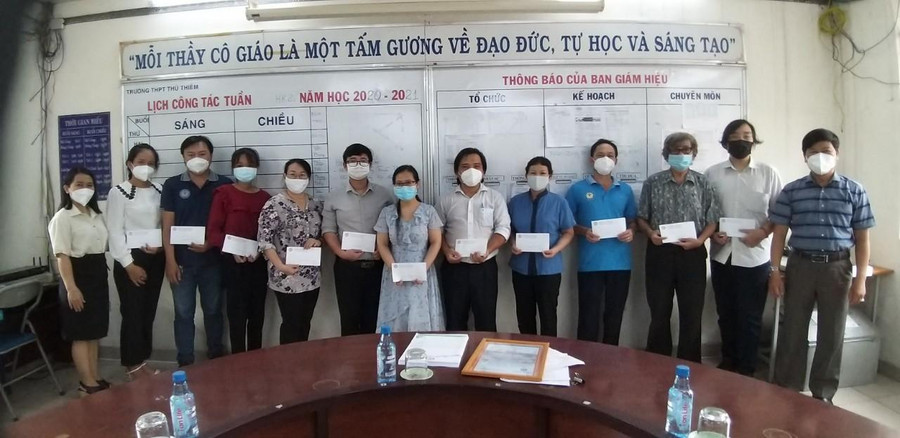 Thầy Tài (ngoài cùng bên phải) hỗ trợ giáo viên khó khăn trong đợt dịch Covid-19 vừa qua.