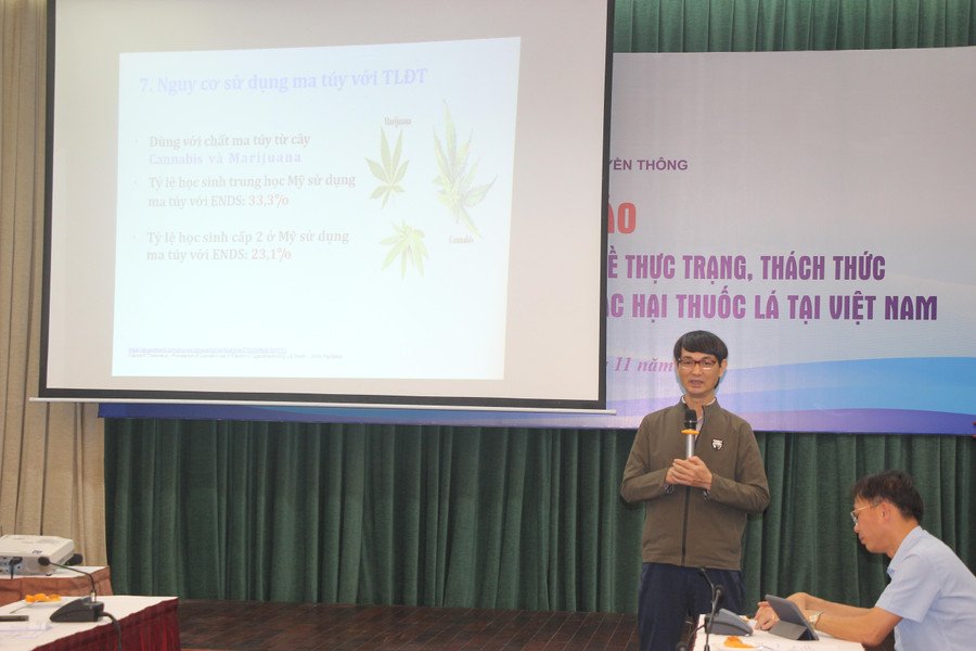 Theo Ths- Bs Nguyễn Tuấn Lâm, thuốc lá thế hệ mới chứa nhiều chất độc như thuốc lá truyền thống. Theo Ths- Bs Nguyễn Tuấn Lâm, thuốc lá thế hệ mới chứa nhiều chất độc như thuốc lá truyền thống.