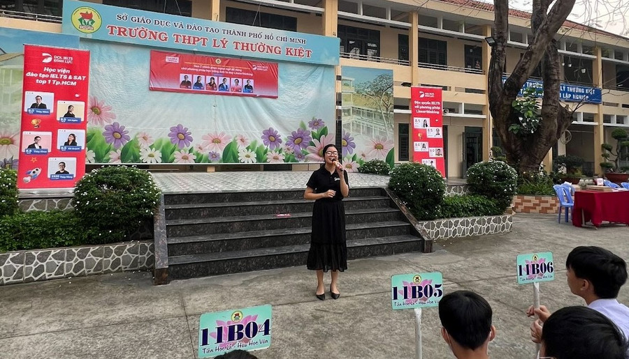 Diễn giả Thanh Ngân chia sẻ về phương pháp học tiếng Anh tư duy Linearthinking tại buổi Talkshow.