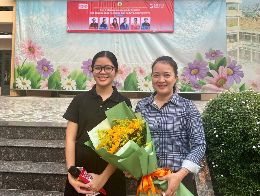 Cô Thanh Ngân - đại diện DOL English gửi tặng món quà tới Ban Giám Hiệu trường THPT Lý Thường Kiệt.