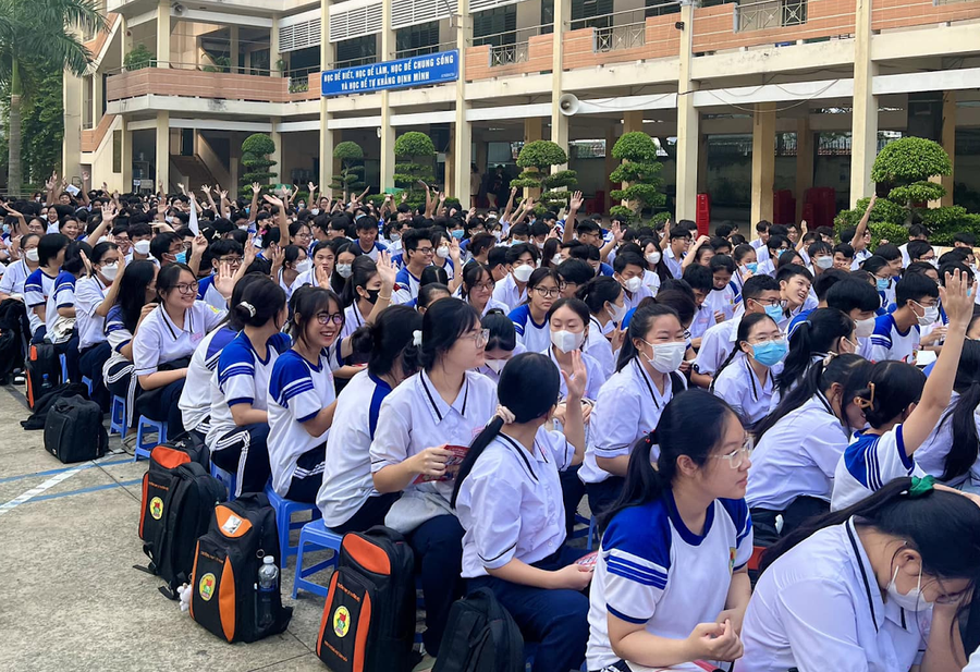 Học sinh trường THPT Lý Thường Kiệt hăng hái giơ tay phát biểu.