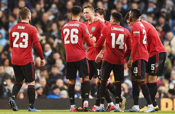 Matic từ người hùng thành tội đồ, Man United bị đá văng khỏi Carabao Cup