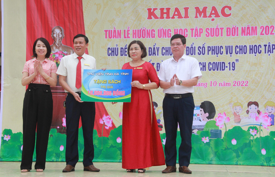 Đại diện Sở GD&amp;ĐT và Thư viện Hà Tĩnh trao tặng nhiều đầu sách trị giá 10 triệu đồng cho Trường THCS thị trấn Cẩm Xuyên.