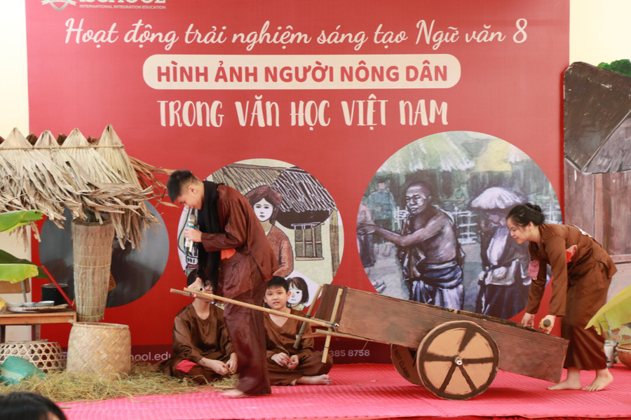 Học sinh diễn trích đoạn Cu Tràng và Thị kéo xe bò trong tác phẩm Vợ nhặt (Kim Lân). Học sinh diễn trích đoạn Cu Tràng và Thị kéo xe bò trong tác phẩm Vợ nhặt (Kim Lân).
