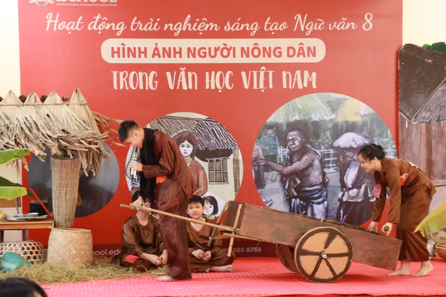 Học sinh diễn trích đoạn Cu Tràng và Thị kéo xe bò trong tác phẩm Vợ nhặt (Kim Lân).