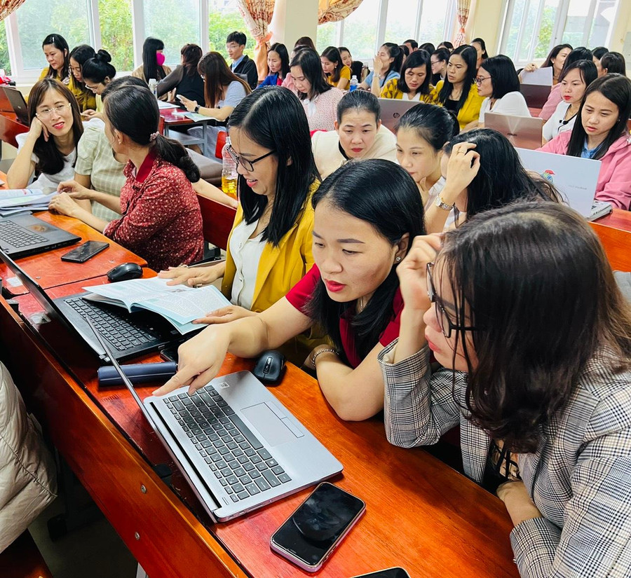 Tham dự lớp tập huấn có 138 học viên là tổ trưởng chuyên môn và giáo viên trực tiếp dạy Chương trình, sách giáo khoa Ngữ văn lớp 10. Tham dự lớp tập huấn có 138 học viên là tổ trưởng chuyên môn và giáo viên trực tiếp dạy Chương trình, sách giáo khoa Ngữ văn lớp 10.