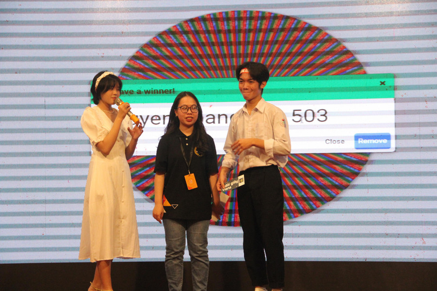 Ngoài các phần thi chính, BTC đã dành những màn tương tác vui nhộn với khán giả qua các Game show mini.