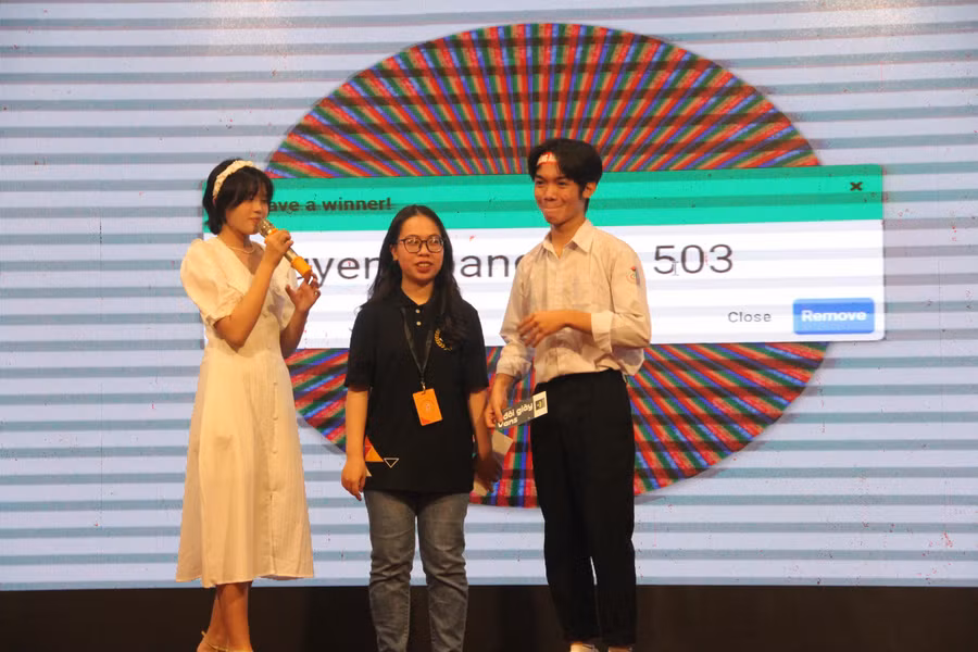 Ngoài các phần thi chính, BTC đã dành những màn tương tác vui nhộn với khán giả qua các Game show mini.