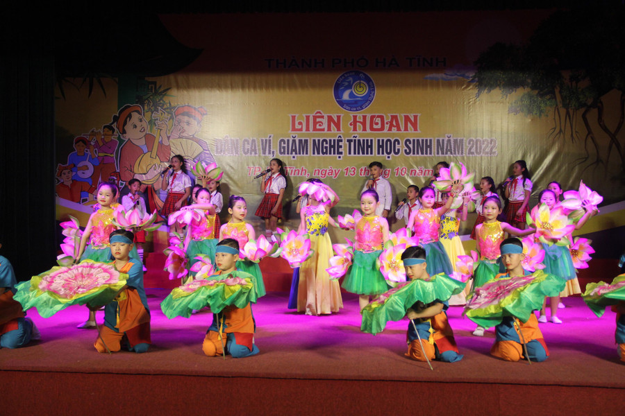 Liên hoan năm nay, quy tụ sự tham gia của hơn 700 học sinh đến từ 24 đơn vị trường học trên địa bàn TP Hà Tĩnh.