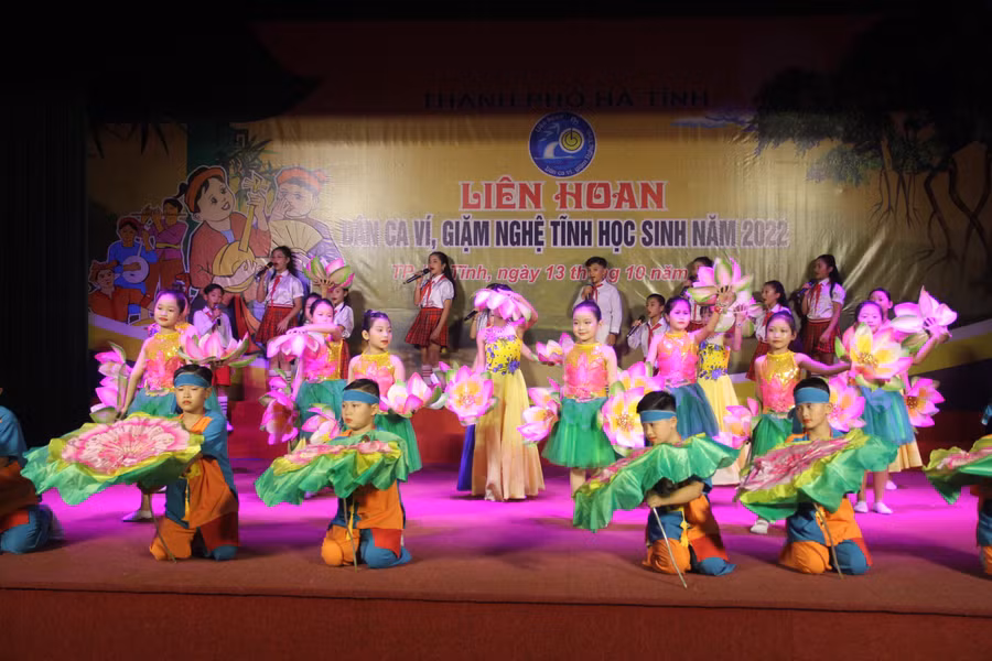 Liên hoan năm nay, quy tụ sự tham gia của hơn 700 học sinh đến từ 24 đơn vị trường học trên địa bàn TP Hà Tĩnh.