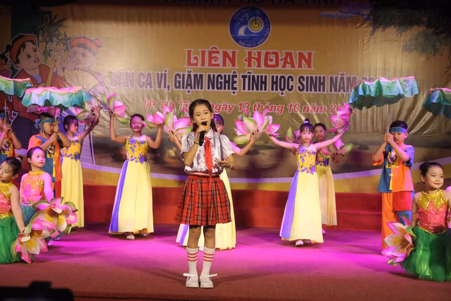 Trong đêm liên hoan, BTC đã lựa chọn 8 tiết mục đặc sắc để công diễn.