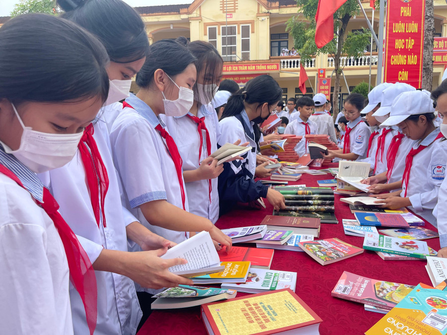 Học sinh hào hứng tham quan các gian sách lưu động tại Lễ khai mạc.