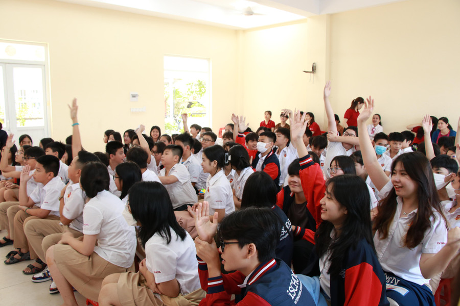 Đây là năm thứ 3 chương trình được tổ chức thành công và thu hút sự cổ vũ của đông đảo giáo viên, học sinh. Đây là năm thứ 3 chương trình được tổ chức thành công và thu hút sự cổ vũ của đông đảo giáo viên, học sinh.