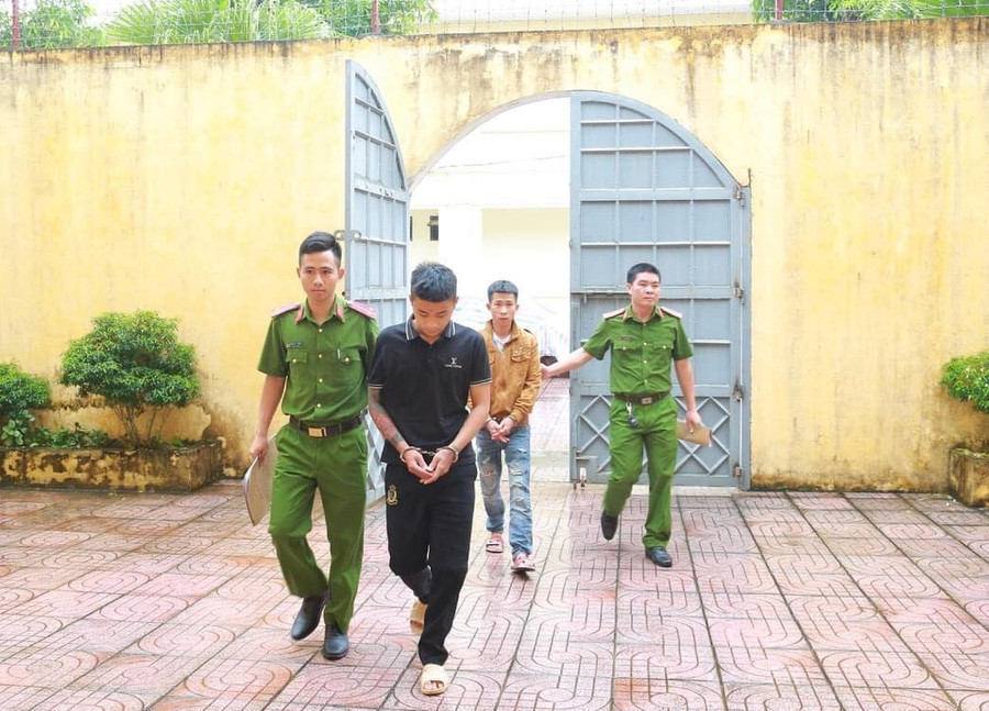 Công an huyện Hương Sơn vừa ra quyết định khởi tố vụ án, khởi tố bị can, bắt tạm giam Trần Văn Hoàng và Nguyễn Văn Dũng về tội “Cướp giật tài sản&quot;. (Ảnh: CA Hà Tĩnh).