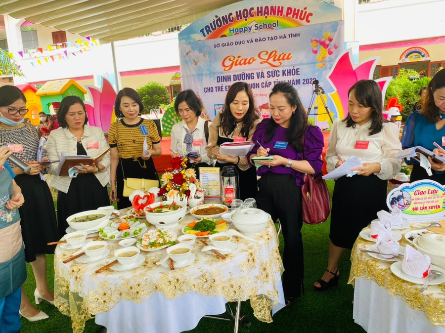 Ban giám khảo chấm điểm các đội thi tại phần thực hành. Ban giám khảo chấm điểm các đội thi tại phần thực hành.