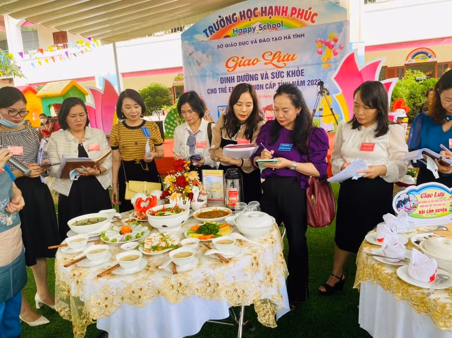 Ban giám khảo chấm điểm các đội thi tại phần thực hành.