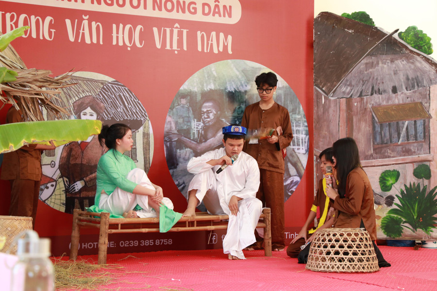 Học sinh nhập vai vào các nhân vật trong tác phẩm Tắt đèn của nhà văn Ngô Tất Tố. Học sinh nhập vai vào các nhân vật trong tác phẩm Tắt đèn của nhà văn Ngô Tất Tố.