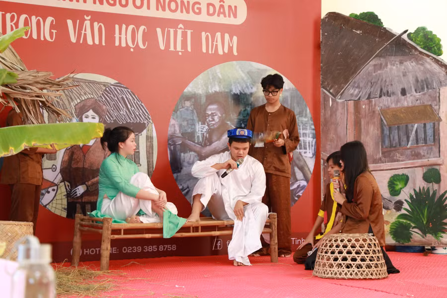 Học sinh nhập vai vào các nhân vật trong tác phẩm Tắt đèn của nhà văn Ngô Tất Tố.