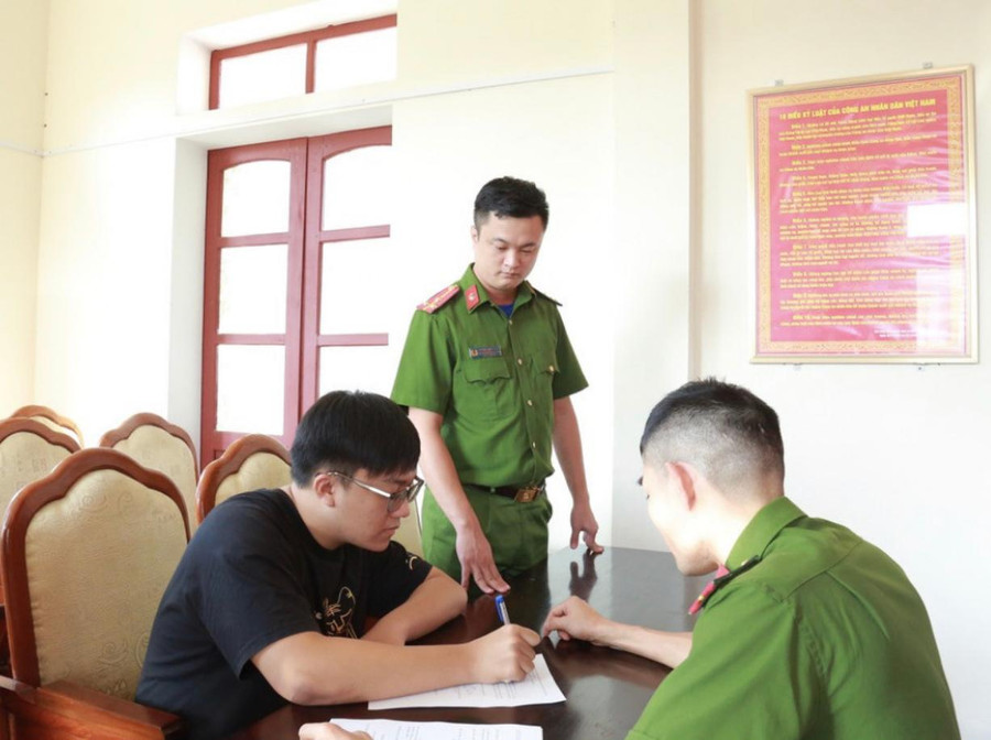 Huỳnh Lưu Hữu Minh tại cơ quan điều tra. Huỳnh Lưu Hữu Minh tại cơ quan điều tra.