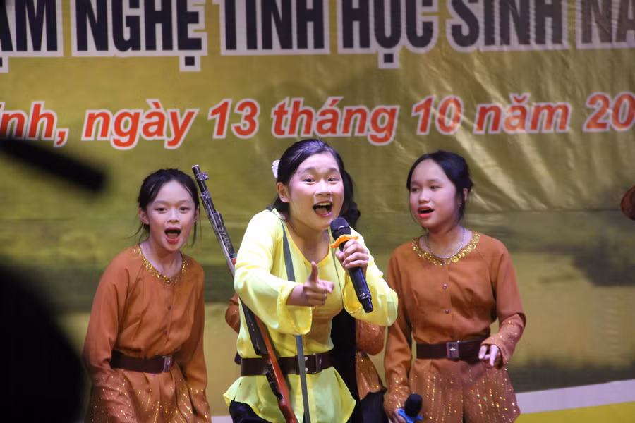 Tiết mục Thần sấm ngã của Trường THCS Lê Bình.