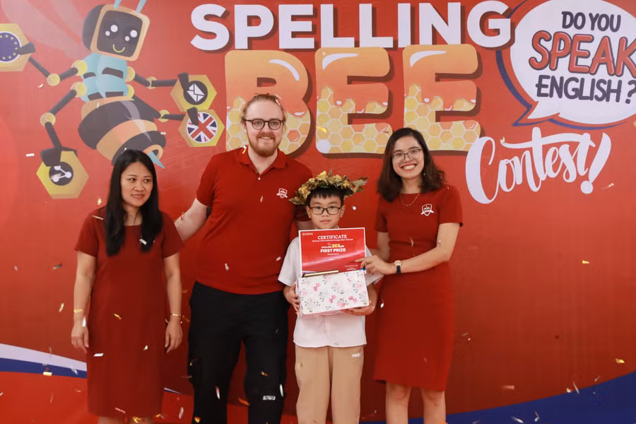 BTC đã trao 1 giải Nhất, 2 giải Nhì và 3 giải Ba cho các học sinh Khối THCS &THPT. (Trong ảnh, em Đào Xuân Tùng - lớp 6A2, giải Nhất khối THCS&THPT). BTC đã trao 1 giải Nhất, 2 giải Nhì và 3 giải Ba cho các học sinh Khối THCS &THPT. (Trong ảnh, em Đào Xuân Tùng - lớp 6A2, giải Nhất khối THCS&THPT).